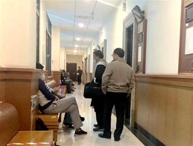 地下博弈教父陈盈助漏夜侦讯，扣7000万现金电脑待破解。(吕妍庭摄)