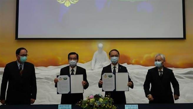 慈济慈善事业基金会与海洋委员会海巡署中部分署19日签署合作备忘录。(慈济基金会提供／陈淑娥台中传真) 