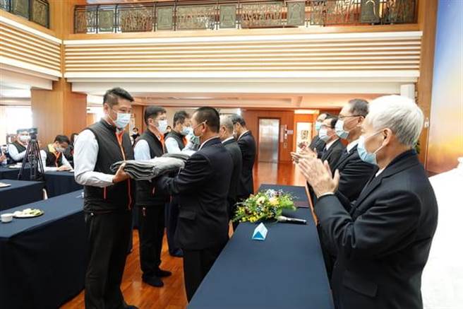 慈济捐赠200条毛毯，盼透过海巡人员，将温暖带给需要的人。(慈济基金会提供／陈淑娥台中传真) 