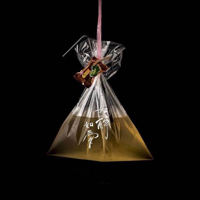 ▲歷久不衰的古早味饮品，夏天解暑圣品绝对非冬瓜茶莫属！没喝过这种塑胶袋装饮料的人别说你在台湾有童年！汉口陆零将儿童饮品摇身变成18禁的成人版古早味冬瓜茶！古早味冬瓜茶，顾名思义绝对有冬瓜茶，以琴酒还有汉口自酿的乌龙茶酒当做基底去调制了这份原始又美味的古早味冬瓜茶酒，顺带附上一颗冬瓜糖！从小到大不离不弃的好伙伴，冬瓜茶老少咸宜。（图／BEEMEN蜂报提供）