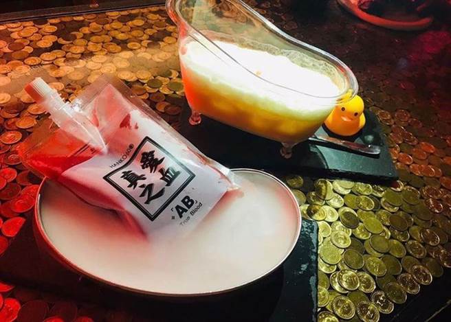 ▲真爱之血的发想，来自于美剧真爱如血TRUE BLOOD，源于老板娘爱追的美剧。拿伏特加做为基酒，加了些莓果樱桃类果泥浆，去勾起老板娘初次看到狼人那厚实的胸肌事怦然心动的感觉，鲜红色琼浆如血液一般就是要勾起你最深层的幻想。让你有恋爱的感觉，酸甜酸甜又让你不知不觉醉倒在梦中，各位少女心的人们一定要来试试看！（图／BEEMEN蜂报提供）