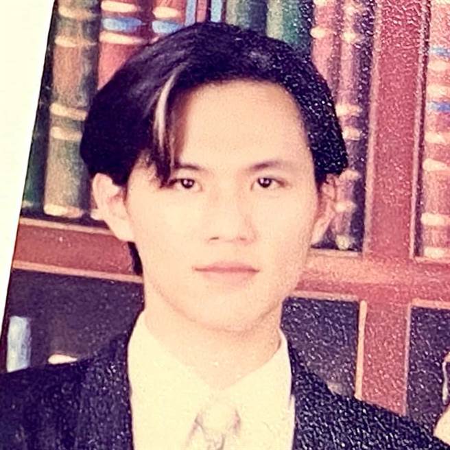 国民党立委陈以信的年轻「嫩照」。（图／取自陈以信脸书）