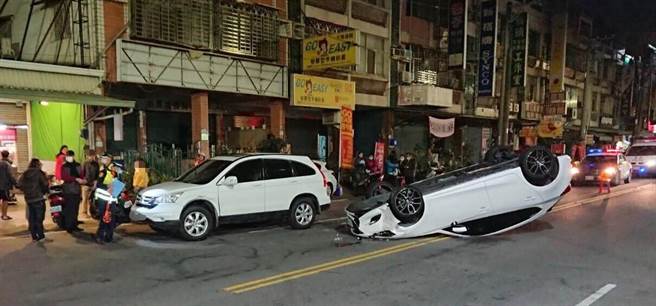 林姓男子驾驶的轿车（右）与龚姓女子的休旅车19日晚间发生车祸，导致翻车。（翻摄照片／林瑞益高雄传真）