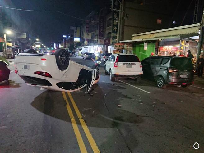 林姓男子驾驶的轿车（右）与龚姓女子的休旅车19日晚间发生车祸，导致翻车，图为车祸现场。（翻摄照片／林瑞益高雄传真）