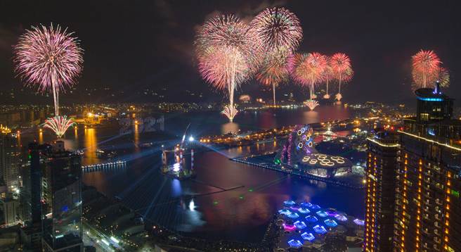 别于以往，高雄2021跨百光年烟火秀，採绕港方式呈现，点亮港湾特有文化。（图/黄敬文摄）