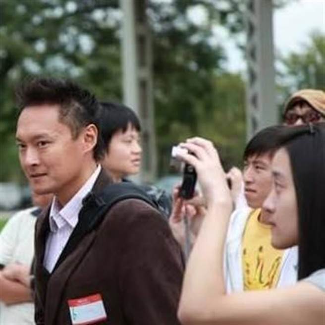 国民党文传会副主委郑照新年轻时帅照曝光，网友大讚，认为可以跟吴怡农、蒋万安比拚，也被指撞脸许多男星。（图／摘自罗智强脸书）