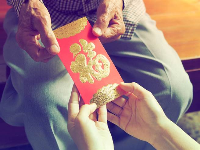 一位网友收到阿公送的民国38年发行的台币，充满歷史痕迹。（示意图／Shutterstock）