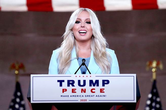 抢在川普在位美国总统最后一天、拜登宣誓就职的前一天，川普小女儿蒂芬妮19日宣布和小4岁亿万小开男友布洛斯（Michael Boulos）订婚。（资料照／TPG、达志影像）