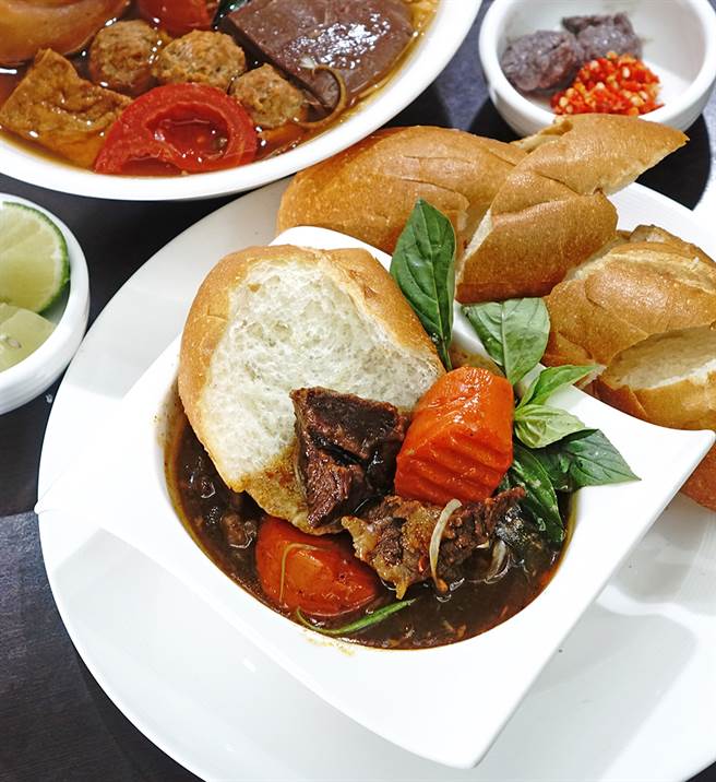 有别于越式三明治，红烧牛肉麵包採用新鲜牛肉，经长时间炖煮，搭配法国麵包沾着汤汁享用，吃起来顺口、滑嫩，无论味道、质感都让人一吃就上瘾，是传统与现代的结合。（摄影/曾信耀）