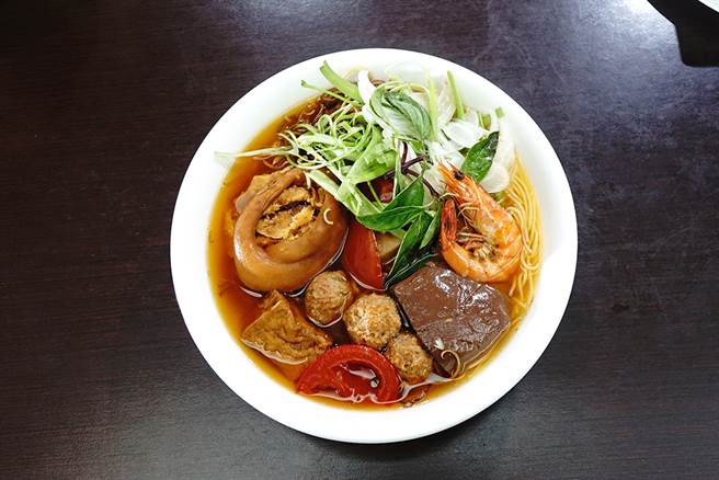 蟹米麵在越南是一道家常菜色的蟹膏汤米线，老板增加鸭血、猪脚、肉丸、虾子、豆腐等配料超澎湃。（摄影/曾信耀）