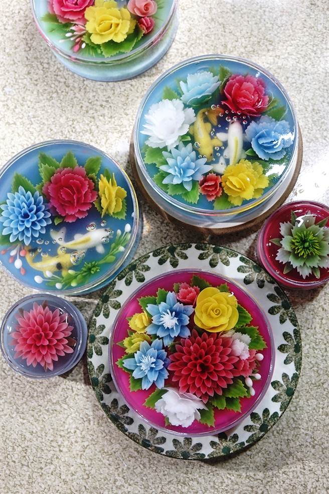 五顏六色都是大自然的恩惠，採用天然食材萃取出的顏色，才能够雕琢出每一朵栩栩如生的果冻花。（摄影/曾信耀）