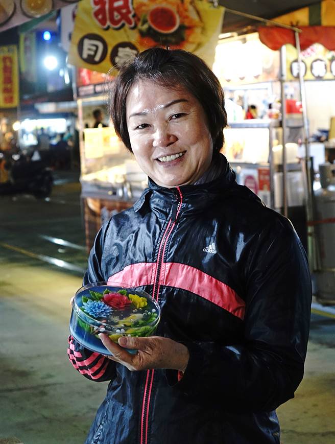 赖凤娇从电子业退休之后，在果冻花创作中，找到属于自己的舞台。（摄影/曾信耀）