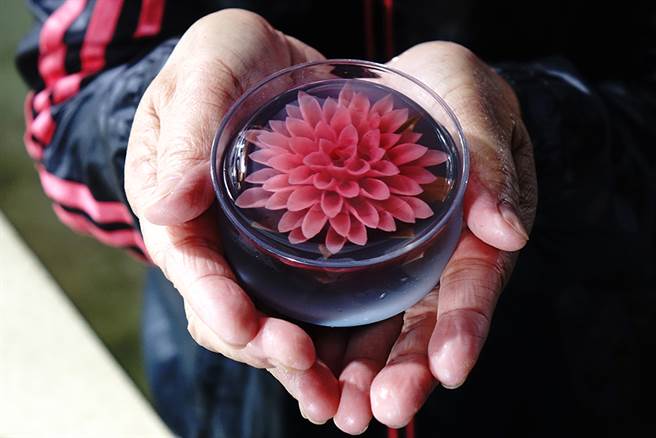 赖凤娇笑说，3D果冻花常常让人舍不得吃。（摄影/曾信耀）
