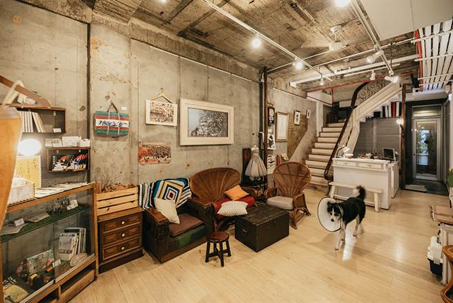 老家具記錄鹽埕與高雄的生活記憶，新舊並存也是鹽埕最吸引邱承漢之處。（圖片提供/MOOK）