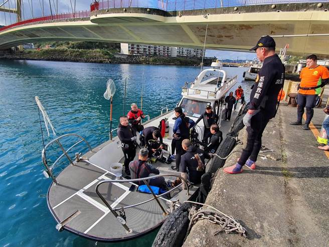 20日上午9点基隆救难协会在失事船下消波块底处寻获大体。（翻摄照片／陈彩玲基隆传真）