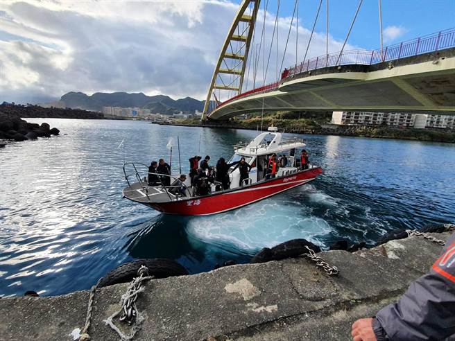 基隆海巡队及第二岸巡队展开海陆搜寻。（翻摄照片／陈彩玲基隆传真）