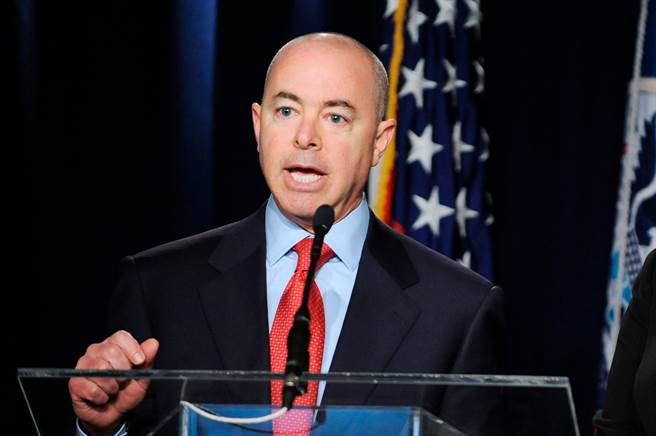 馬約卡斯（Alejandro Mayorkas）在他人事聽證會上向聯邦參議院國土安全委員會表示，改革措施包括提供管道讓數以百萬計長期無證居住在美國的人士取得公民資格，並可能庇護其他逃離虐待與暴力的移民。(圖/shutterstock)