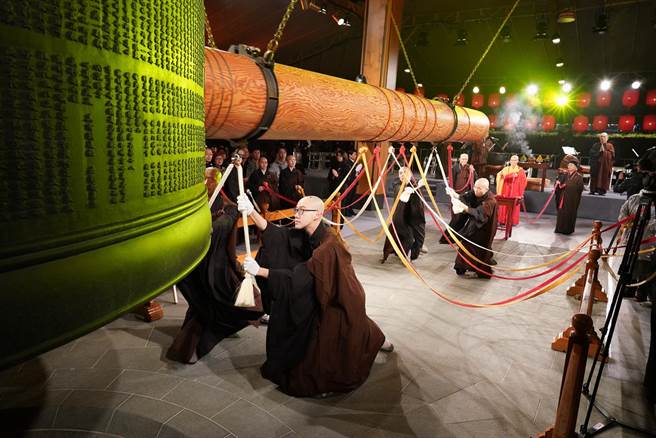 今年法鼓山除夕撞钟首次採用线上直播模式。（法鼓山提供／林良齐台北传真）