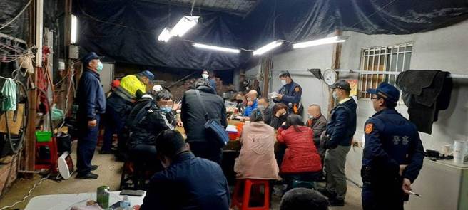警方出动20名警力于大树山区附近一处工寮查获职业赌场，一举逮获赌场主持人、把风及工作人员等4人及赌客23人，并查扣天九牌及赌资等证物。（警方提供／林雅惠高雄传真）