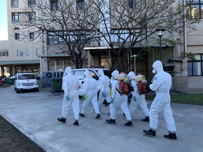 陆军六军同共指派20名兵力前进部桃协助消毒。（姜霏摄）