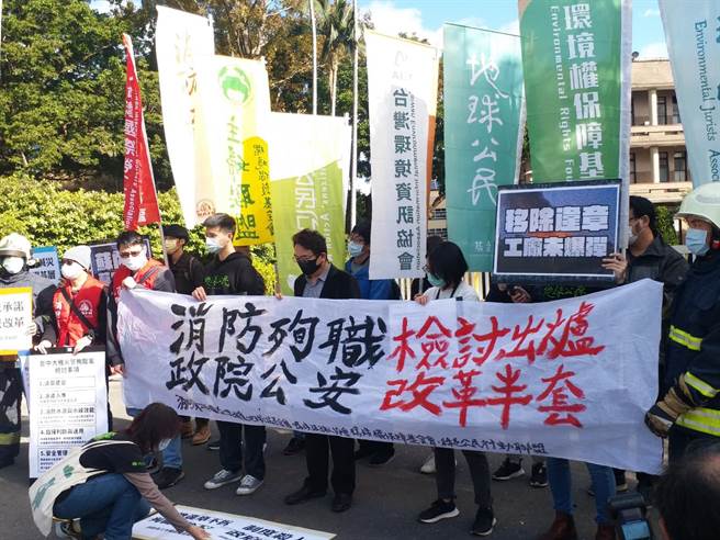 环团吁保障消防员权益公安改革勿做半套(张理国摄)