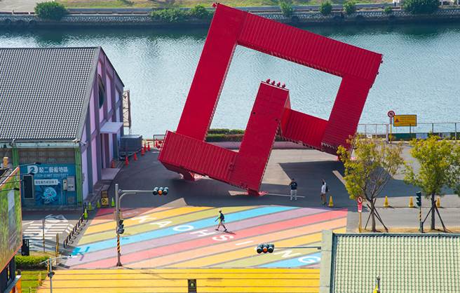 虹地景的后方是红色货柜装置艺术「巨人的积木」。（摄影/黄敬文）