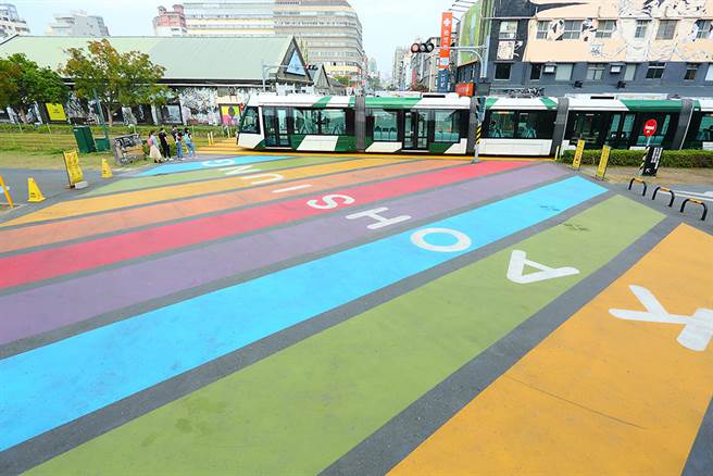 一旁有轻轨行经。（摄影/Carter）