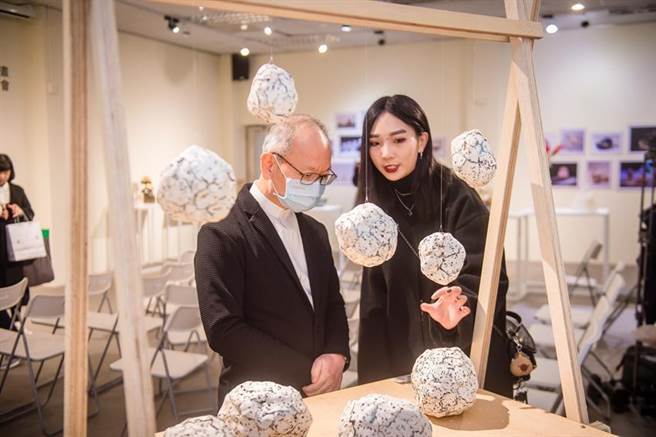 法蓝瓷光点计画「宇宙的礼物」徵件起跑，呈现学生陶瓷设计作品。图／业者提供