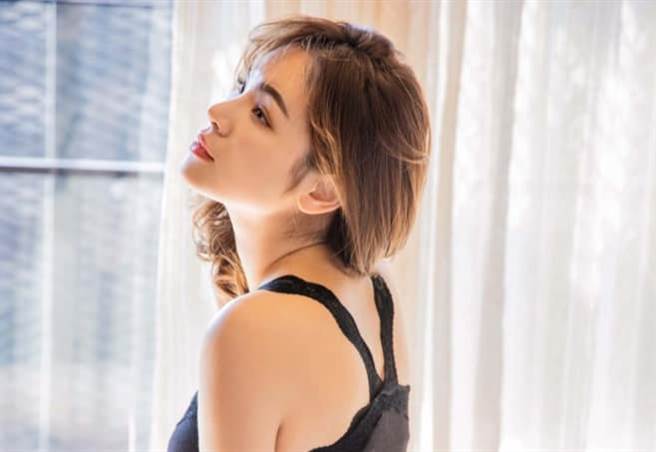 陈沂透视衣秀东西半球酸吴姗儒「哭哭哪有空自拍」。(图/陈沂脸书)