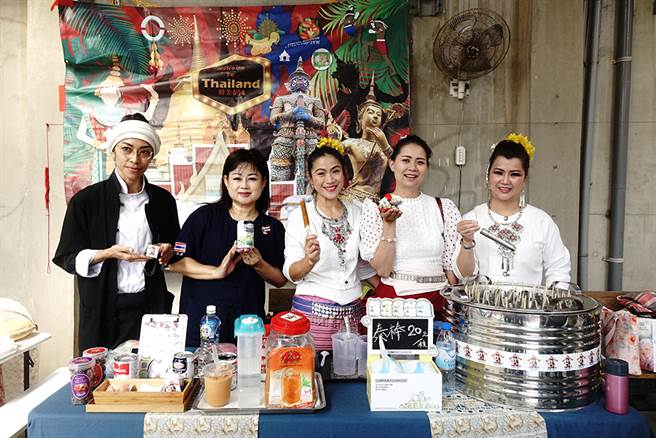 异国风情的高雄新住民多元文化市集。（图/曾信耀摄）