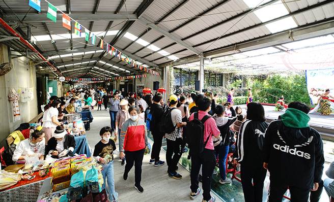 充满悠閒氛围的假日市集。（图/曾信耀摄）