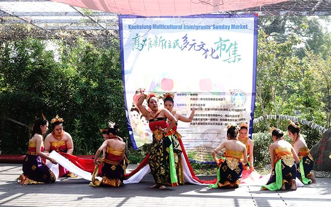 新住民带来华丽的泰国舞蹈表演。（图/曾信耀摄）