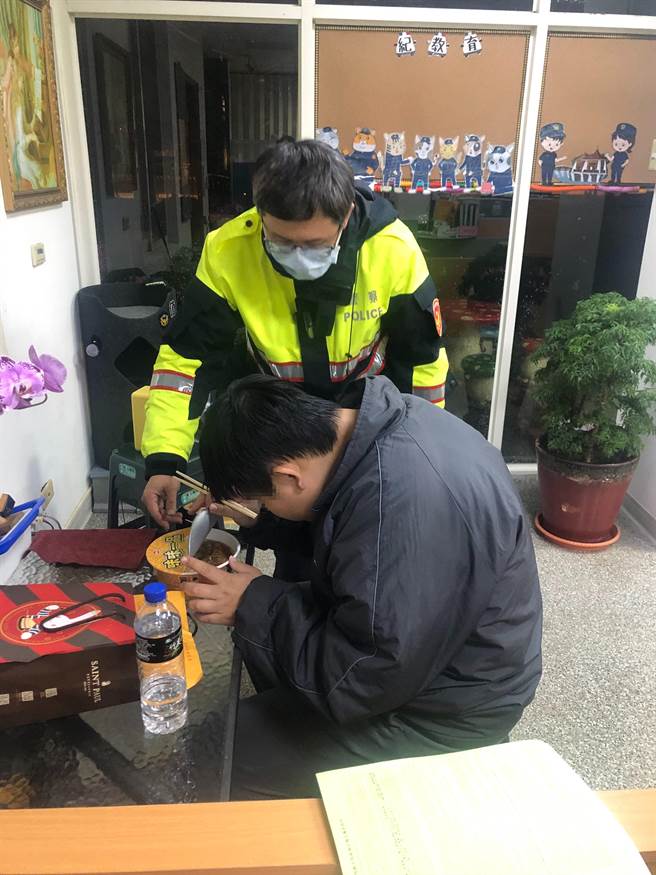 丁男（前）患有中度智能及视觉障碍，却对调制饮料十分有兴趣。（张妍溱翻摄）