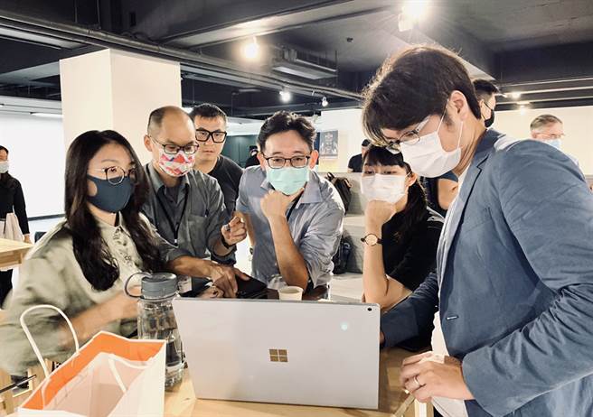 国际投资人与新创伙伴在DAKUO数创中心交流互动。（图片提供/高雄市政府经济发展局）