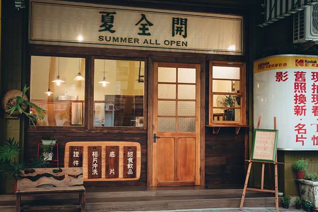 看板的白底黑字来自日本吉他手──高中正义《夏全开》专辑。(图/张晋瑞摄)