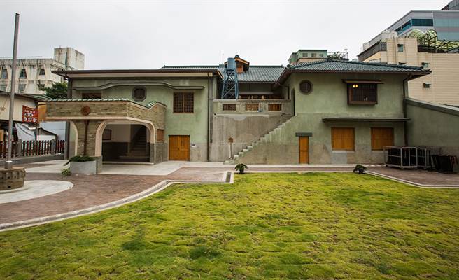逍遥园绿色屋顶、木造窗櫺，日西合壁的优雅洋房，悄悄坐落在旧眷村民宅一隅。(图/黄敬文摄)
