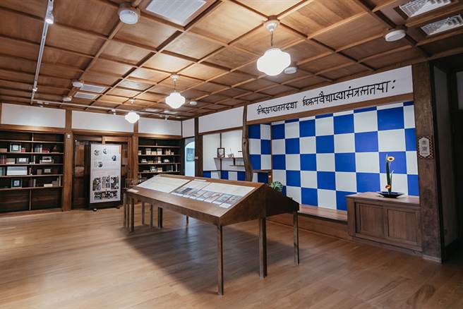 书斋壁面蓝白交错的「市松纹」图样，十分具有特色。(图/蔡嘉玮摄)