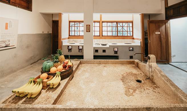 炊事场即为厨房，设置六口炉灶以应付各种菜色，中央设有流理臺清洗食材。(图/蔡嘉玮摄)