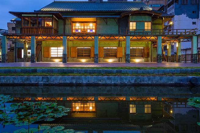 逍遥园以歷史和艺文中心活络再生，夜晚则在灯光辉映下，成为城市里优美的存在。(图/黄敬文摄)
