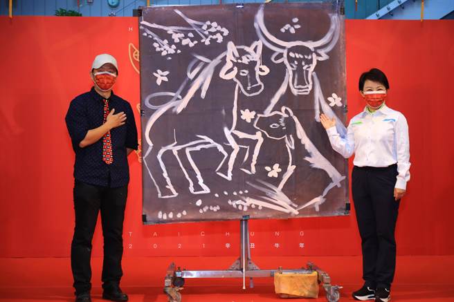 台中市政府今天举办「110年犇向幸福、新春挥毫」记者会，由范学文的翻转画艺术表演开场，象徵翻转旧日，犇向幸福。（陈世宗摄）