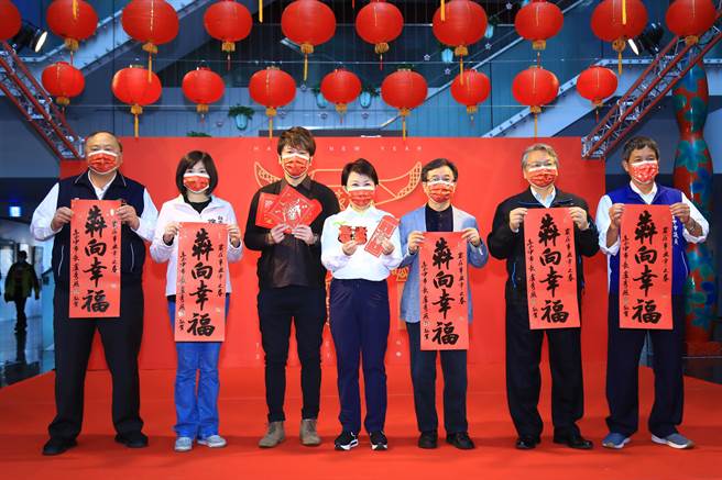 市长卢秀燕、副市长令狐荣达与市议员徐瑄沣、刘士州等，出示周良敦大师书写「犇向幸福」，要让市民奔向幸福。（陈世宗摄）