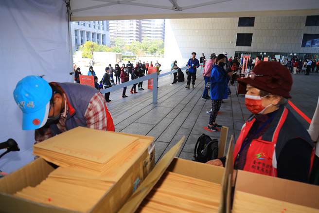 市府提前请152位书法家挥毫春联，20日开放索取，10点不到民眾就大排长龙等候领取。（陈世宗摄）