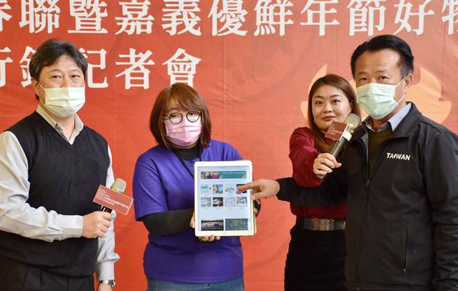 嘉义县长翁章梁鼓励民眾多多透过线上宅配採购嘉义优鲜产品。（吕妍庭摄）