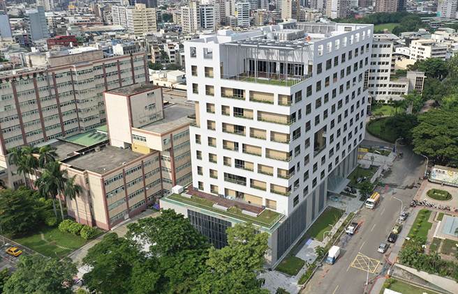 纯白崭新现代化的高龄整合长期照护中心大楼。(图片提供／高雄市政府卫生局)