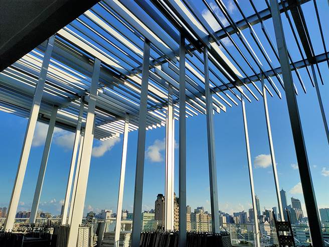 10楼西侧景观露臺，阳光洒落视野明亮。(图片提供／高雄市政府卫生局)