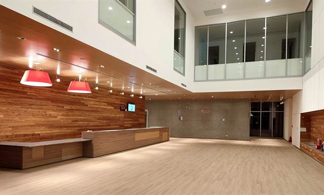 入口接待与公共空间宽敞明亮，宛如饭店大厅。(图片提供／高雄市政府卫生局)