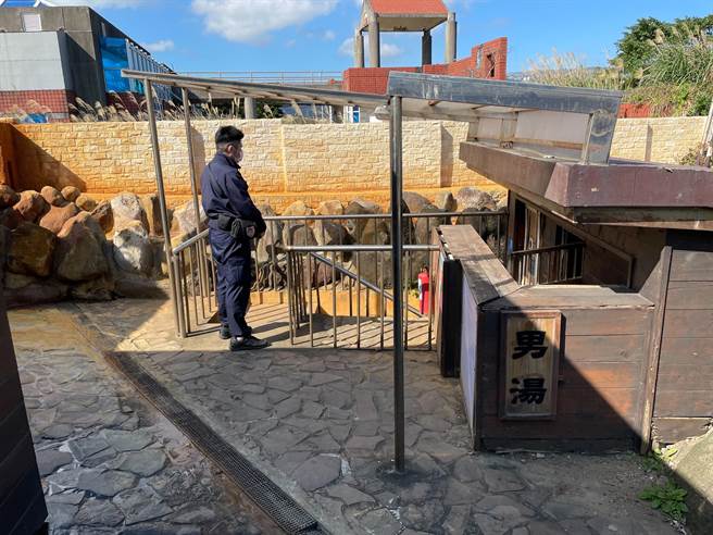 金山磺港公共浴室上午1名男子在浴池昏迷，已送医抢救。（民眾提供）