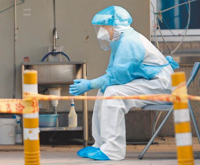 桃园医院爆发院内群聚感染，指挥中心证实遭强势病毒株攻击。（范扬光摄）