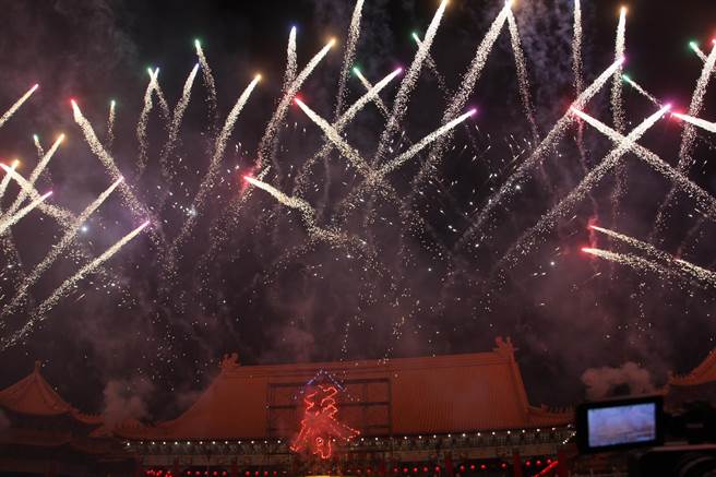 土城正统鹿耳门圣母庙每年的鞭春牛、烟火秀总能吸引数十万人参加，是台湾元宵节传统重头戏活动。（本报资料照／程炳璋台南传真）