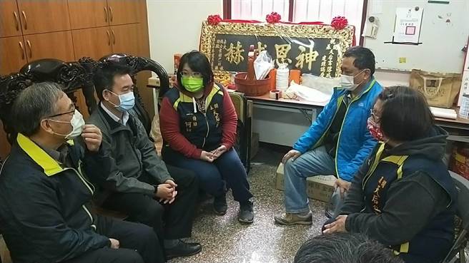 台南市民政局长顏振标（左一）与北区区长李皇兴（左二）20日上午拜访北区开基天后宫，希望取消庙方2月的绕境活动。（程炳璋摄）